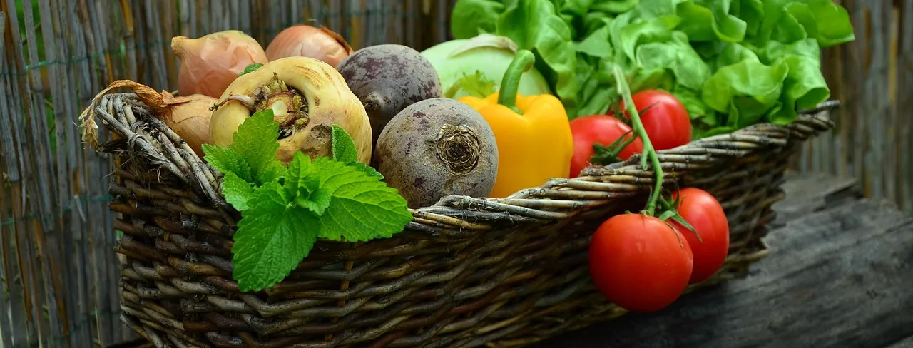Корзина со свежими овощами и зеленью